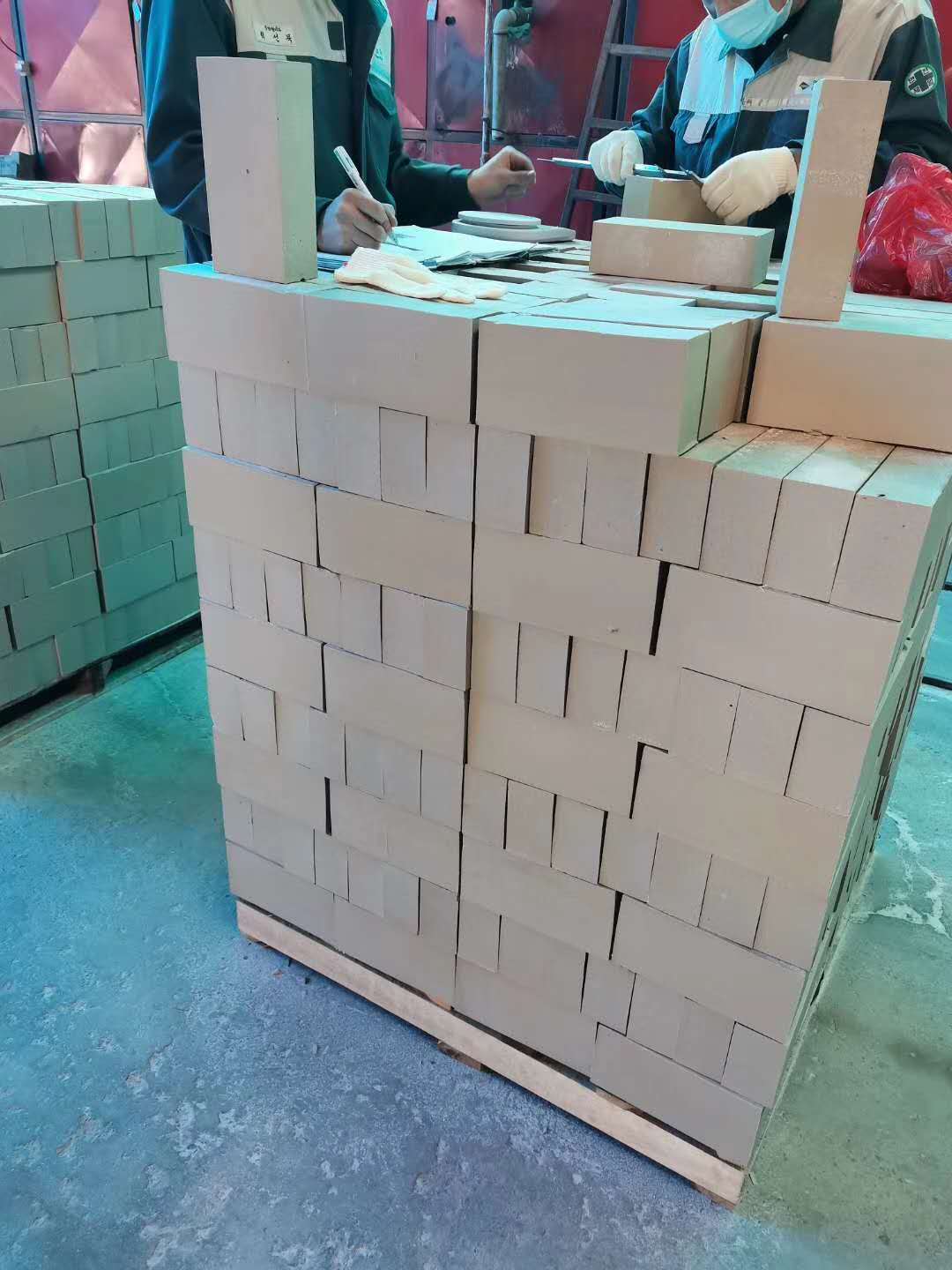 65厚耐酸磚今年處于一直是缺貨狀態(tài)，而且價(jià)格高，那么為什么會(huì)出現(xiàn)這種情況